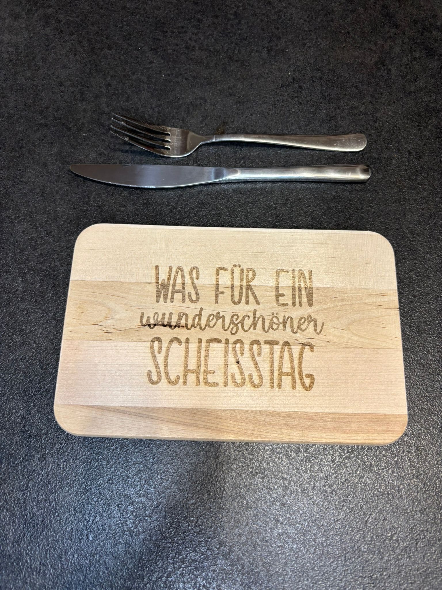 Lasergraviertes Frühstücksbrett aus Holz mit Spruch – Bild 5