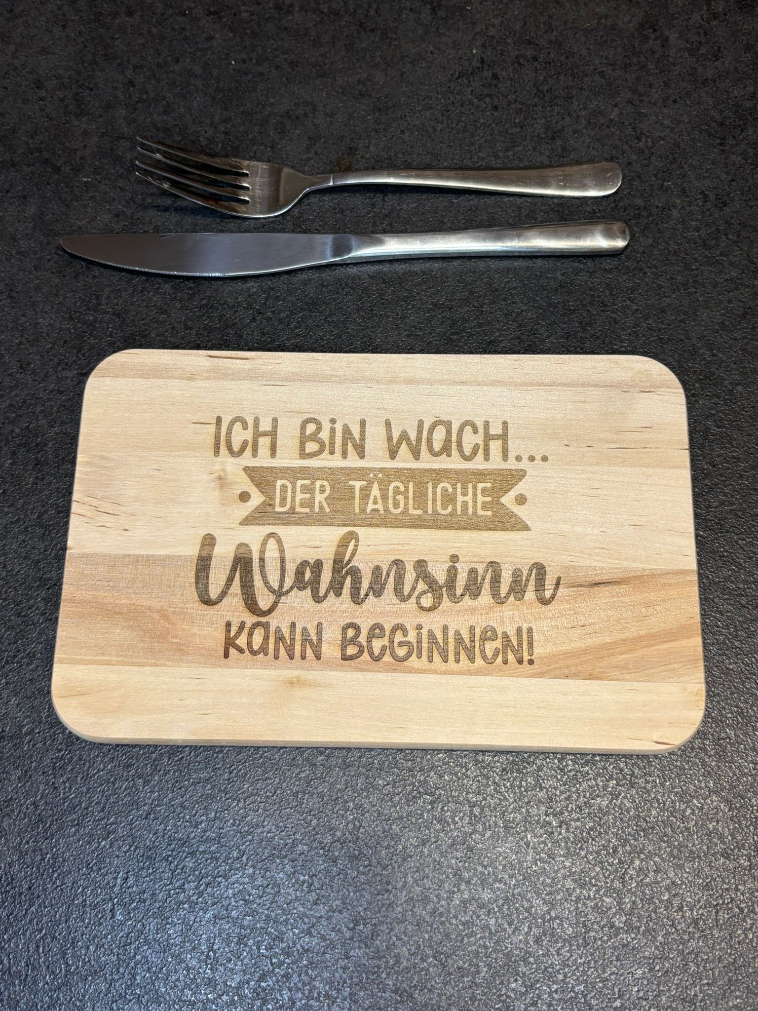 Lasergraviertes Frühstücksbrett aus Holz mit Spruch – Bild 3