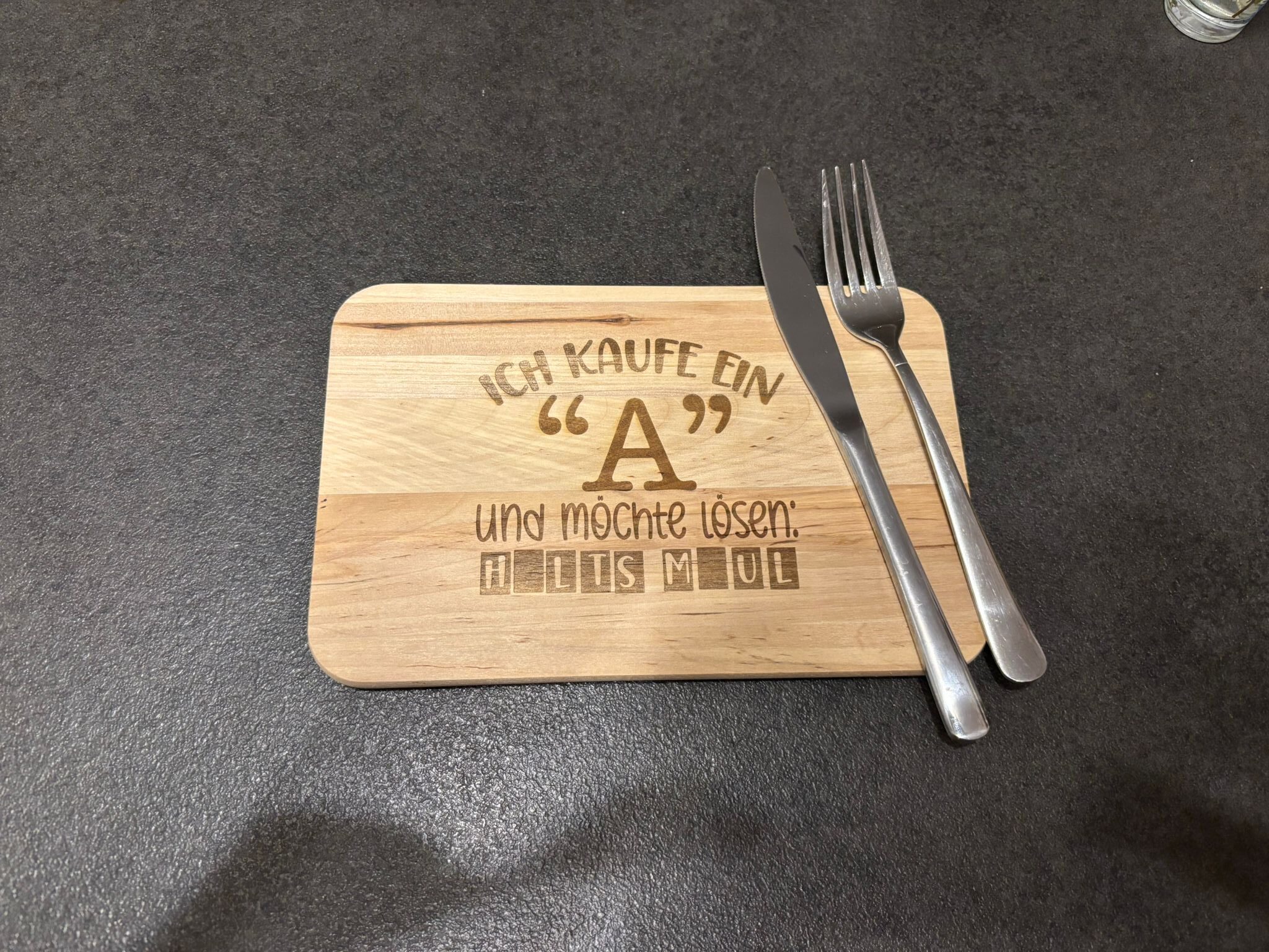 Lasergraviertes Frühstücksbrett aus Holz mit Spruch